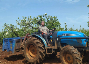 ירון בלחסן מנכל ארגון מגדלי הפירות בישראל במטע האגסים ברמות נפתלי