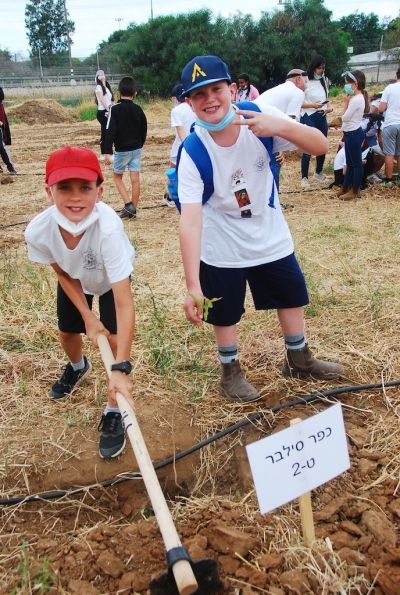 תלמידי   כפר סילבר בנטיעות צופניות