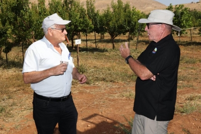 אלון שוסטר שר החקלאות עם החקלאים