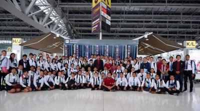 הסטודנטים לחקלאות מתאילנד בשדה התעופה בדרכם לישראל