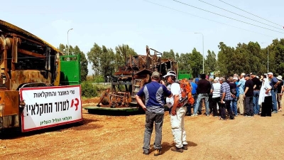 מבקרים רבים בתצוגת שלדי כלי החקלאות הענקיים  השרופים copy